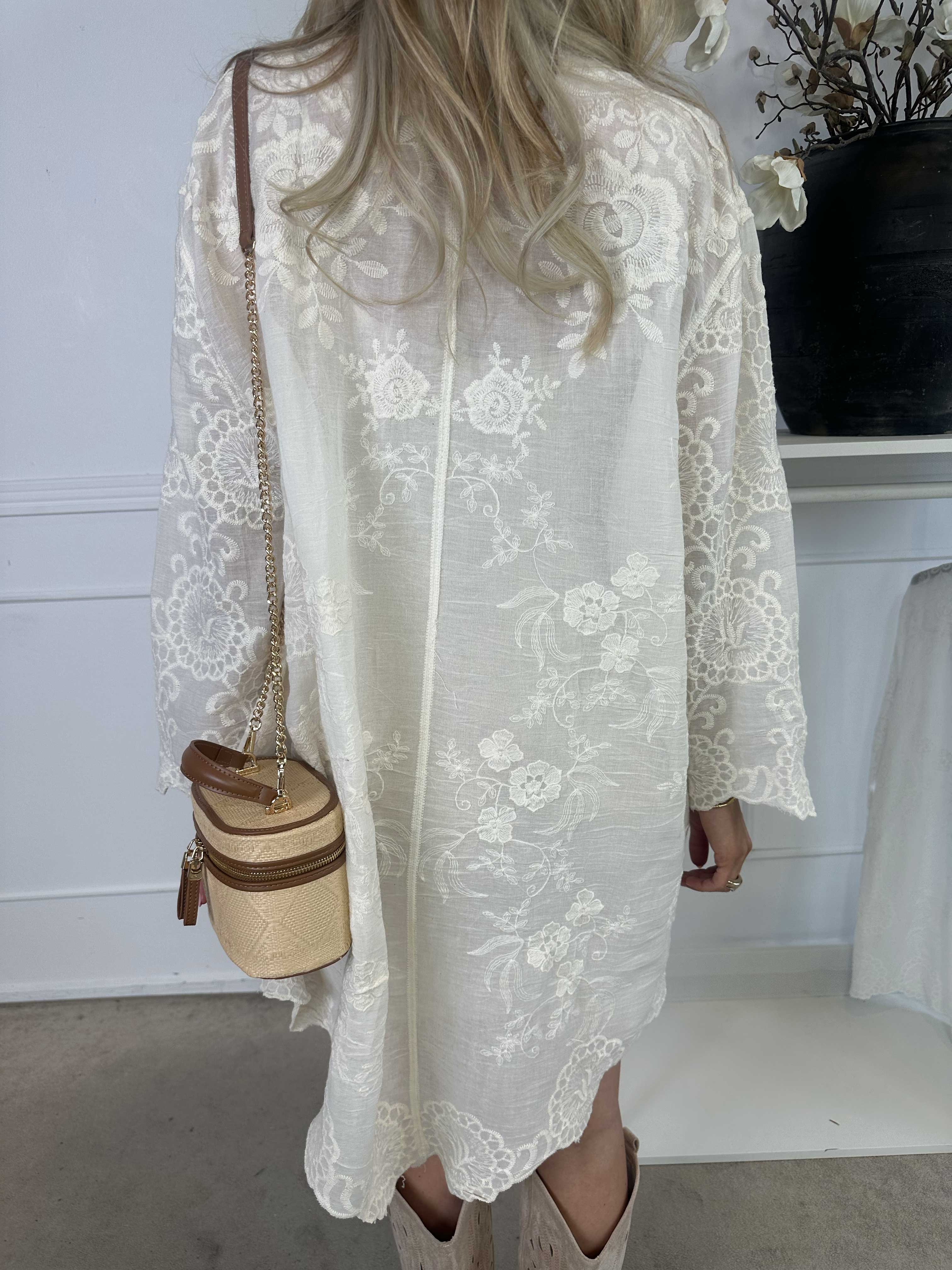 Cynthia - Söt bomullsskjorta med fint broderi